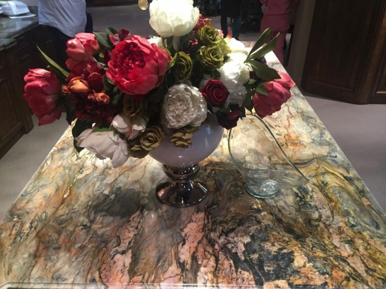 table marbre luxueuse et bouquet fleurs