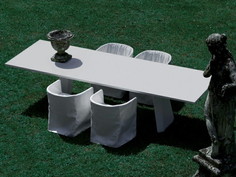 table rectangulaire blanche fauteuil jardin aménager extérieur design