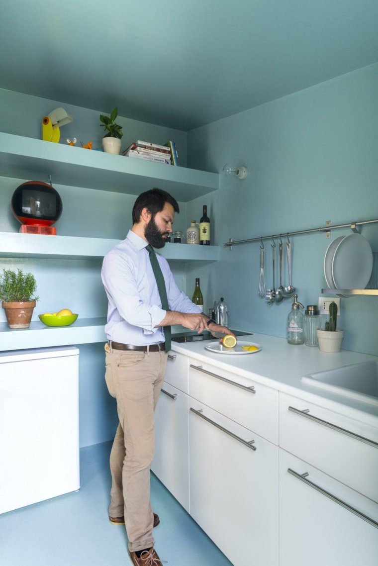 cuisine bleue design aménager petit appartement idée étagères bois