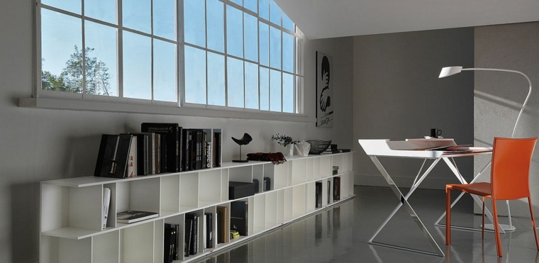 bureau à domicile aménager idée bibliothèque chaise orange 