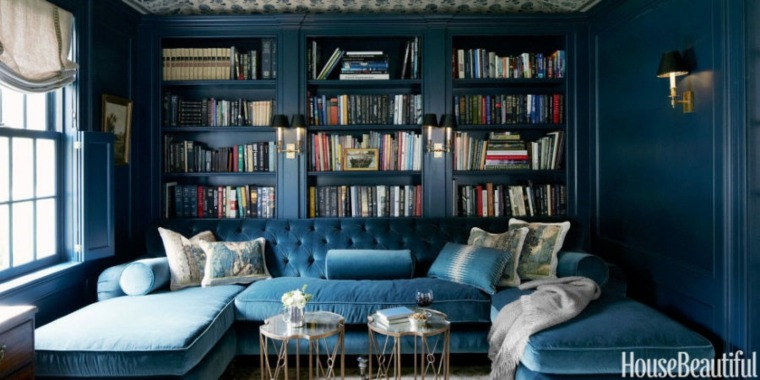 bibliothèque design bois idée aménager espace canapé fauteuil bleu coussins tendance