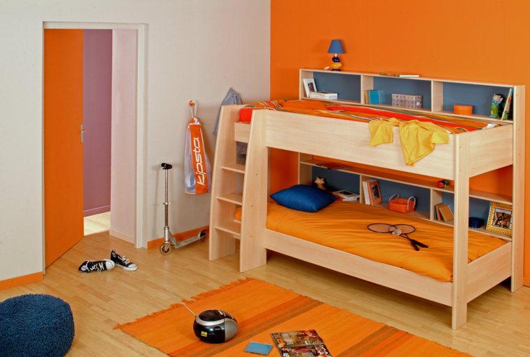chambre aménager idée espace lit superposé bois tapis de sol orange