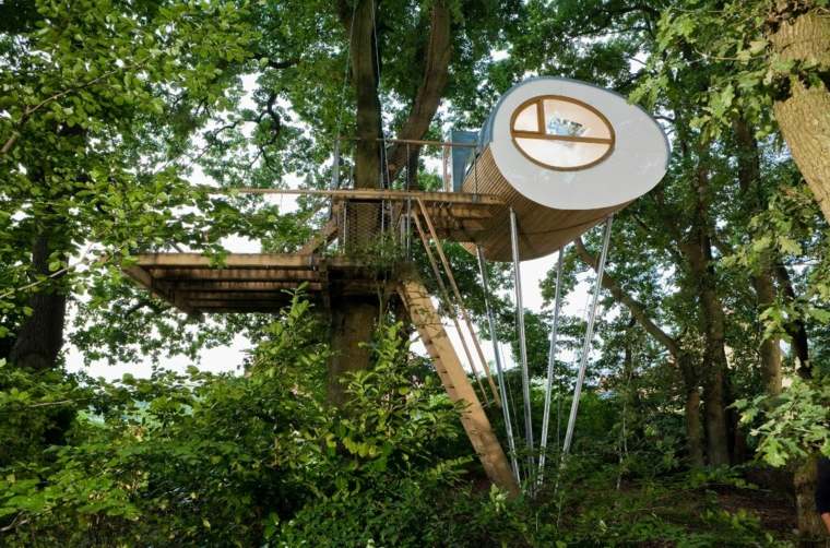 maison design insolite accessible via échelle sur arbre