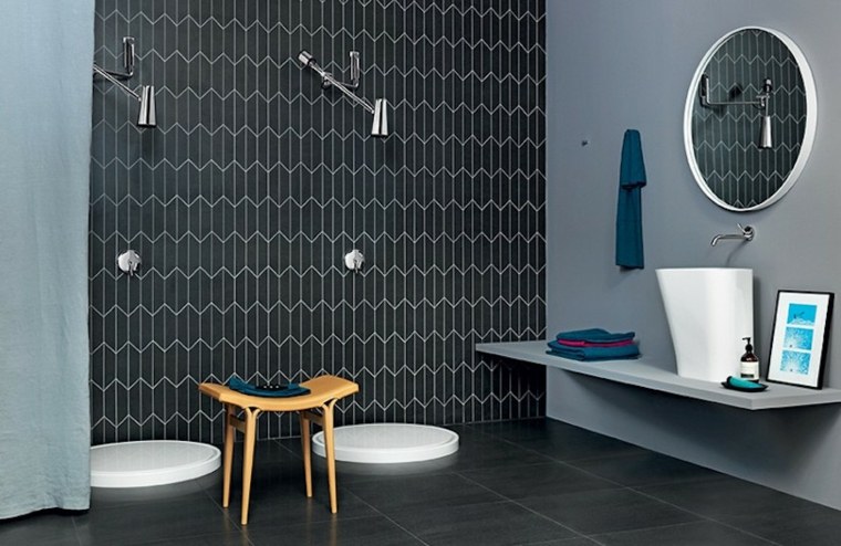 meuble salle de bain bois tabouret design idée papier peint mur étagères miroir rond