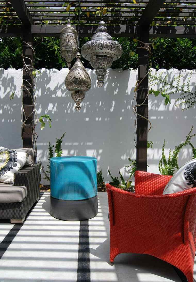 patio contemporain avec trio lanternes marocaines