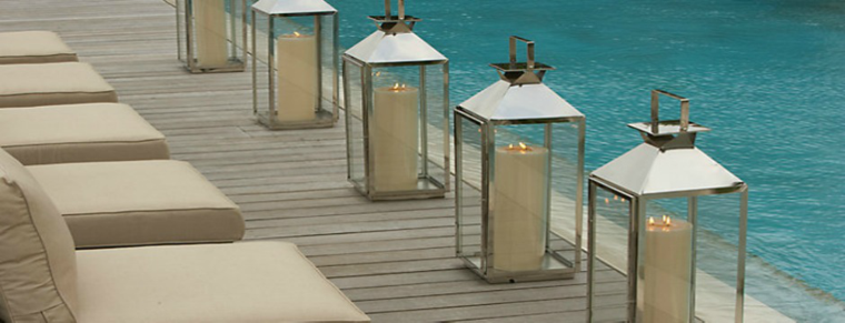 piscine longée de lanternes