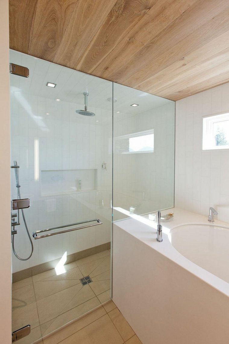 salle de bains plafond bois idée baignoire cabine douche 