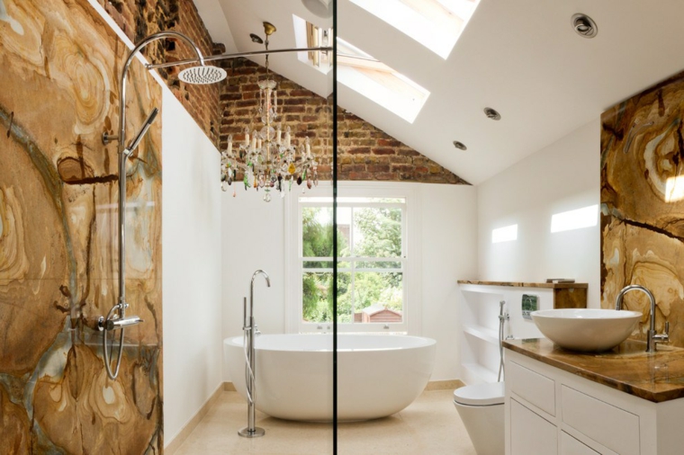 salle de bain nuances dorées marbre briques