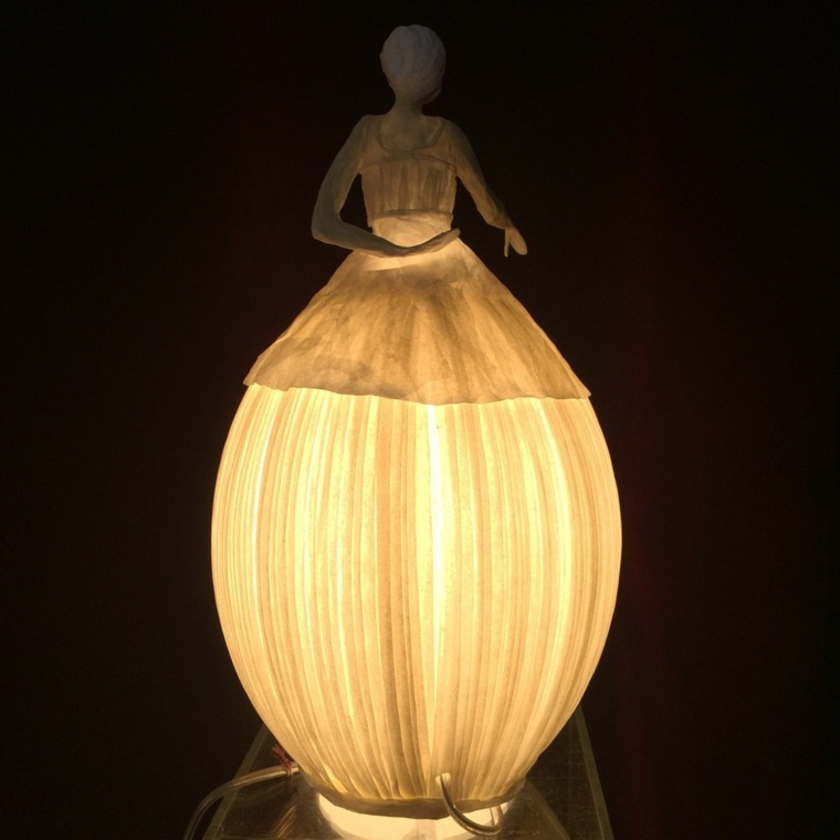 Sculptures en papier mâché lampe