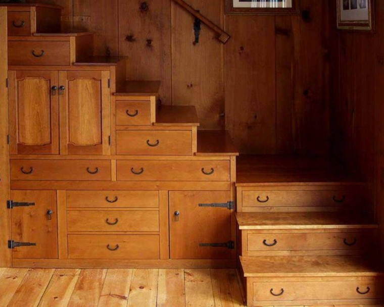 superbe escalier riche en tiroirs