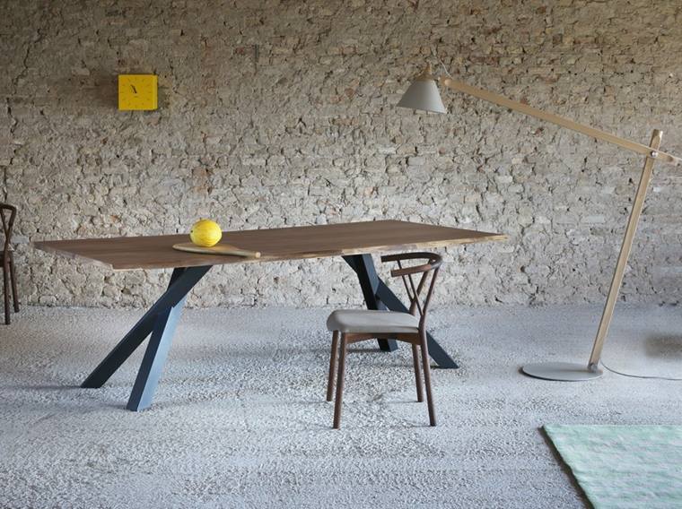 table salle à manger bois chêne chaise design idée moderne mur 