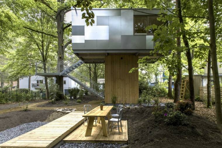 terrasse bois au sol avec table à manger