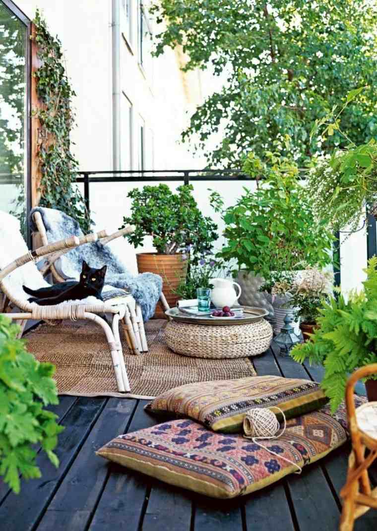 aménagement de terrasse extérieur idée aménager coussins tapis 