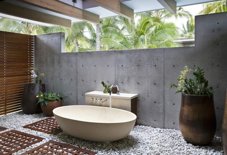 salle de bain design pierre baignoire moderne idée pot fleurs