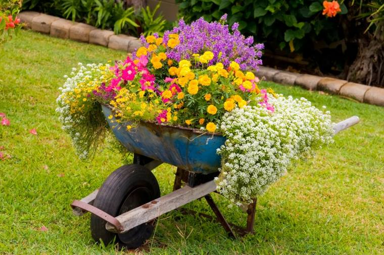 décorer son jardin chariot recup idée déco original fleurs