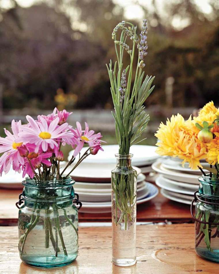 bouquet estival fleurs pot idée lavande décorer table en bois fleurs jaunes