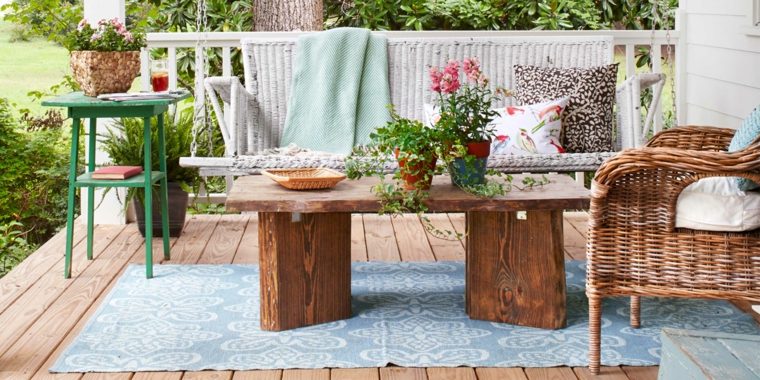 déco pots de fleurs idée table en bois tapis sol fauteuil résine tressée