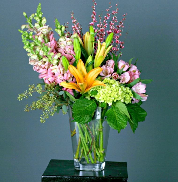 composition florale idée bouquet de fleurs vase verre 