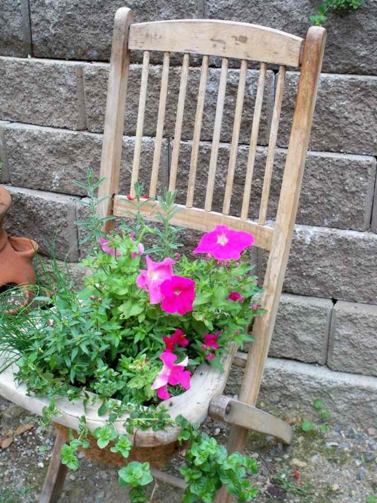 décorer jardin extérieur chaise en bois idée aménager espace fleurs