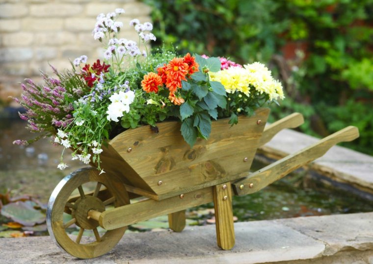 décorer extérieur chariot bois fleurs idée jardins