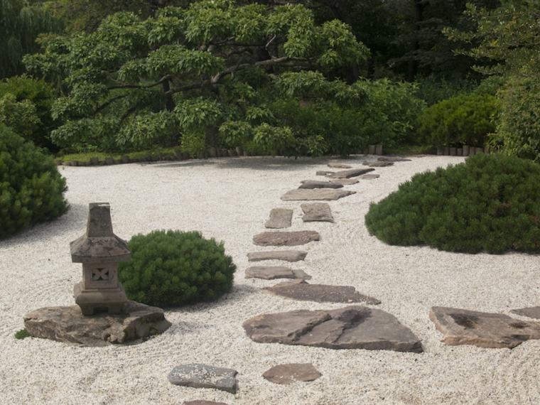 jardin japonais allée pierre cailloux blancs aménager espace extérieur