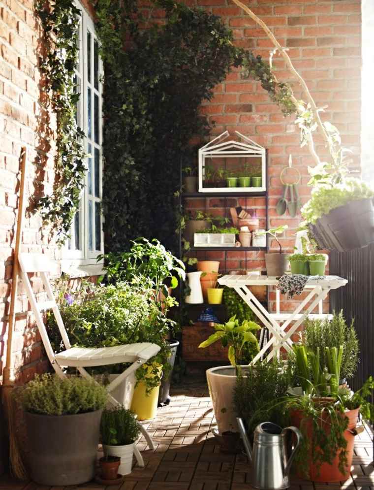 idée terrasse aménager pots fleurs ranger chaise végétation