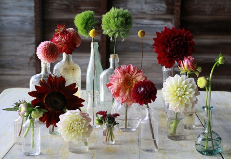 décoration florale idée bouteille verre table fleurs