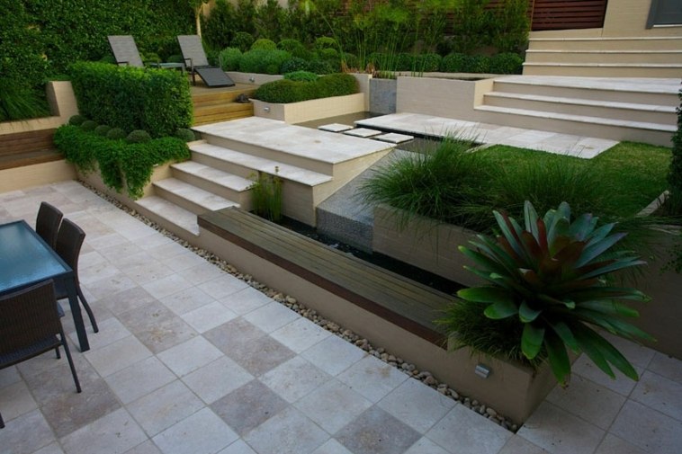 jardin aménager espace extérieur cour idée chaise longue revêtement sol bois escalier pierre 