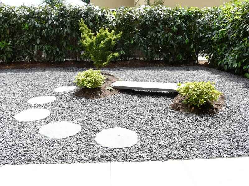 jardin zen urbain idée aménager espace allée de jardin banc en pierre