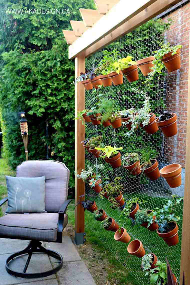 idée jardin aménager espace fauteuils pots céramique