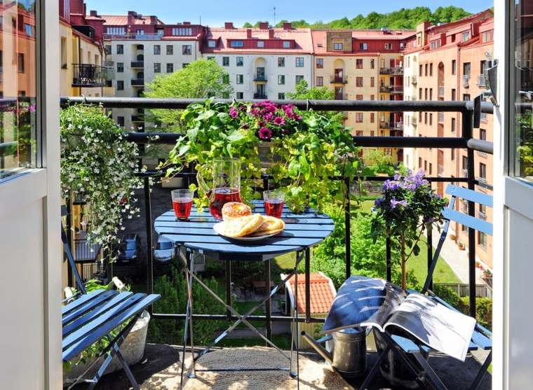 aménagement de terrasse idée balcon mobilier pots fleurs 