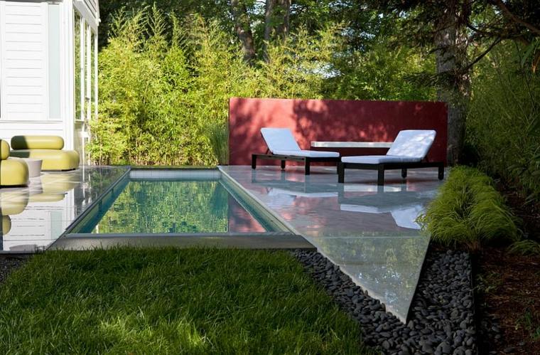 petit jardin avec piscine idée mobilier jardin moderne chaise longue 