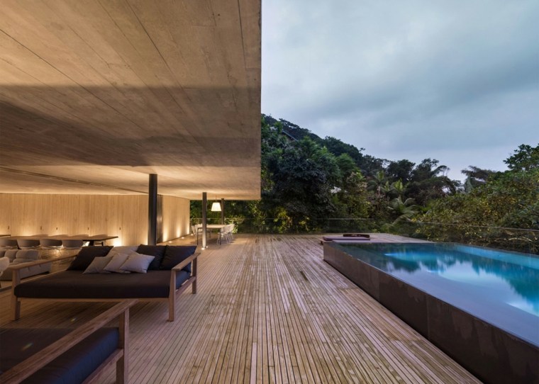 espace terrasse moderne revêtement bois piscine tendance canapé coussins