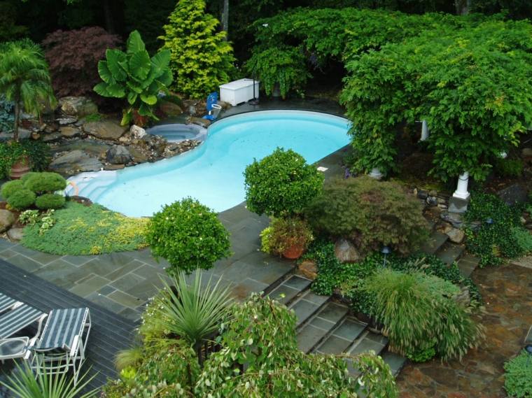 piscine petit jardin aménager idée meubles