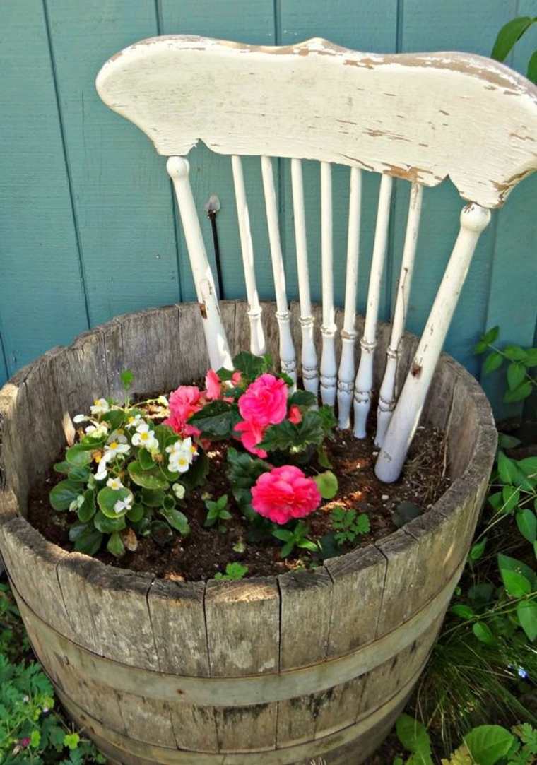 espace extérieur décorer son jardin vieux objets recup bois idée chaise fleurs
