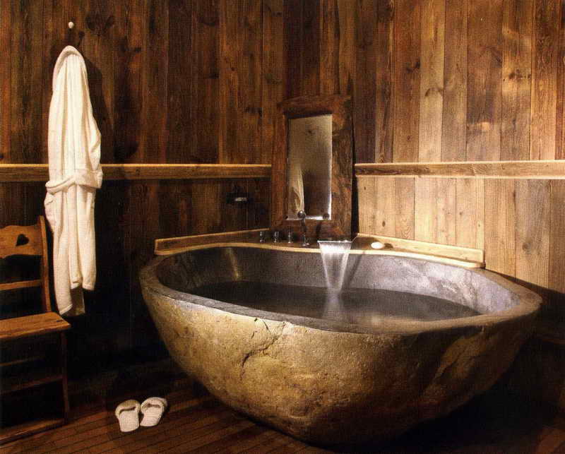 salle de bain pierre baignoire deisgn mur bois