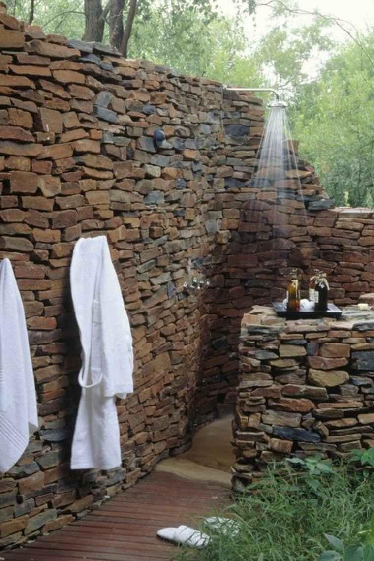 pierre salle de bain extérieur douche idée jardin aménager