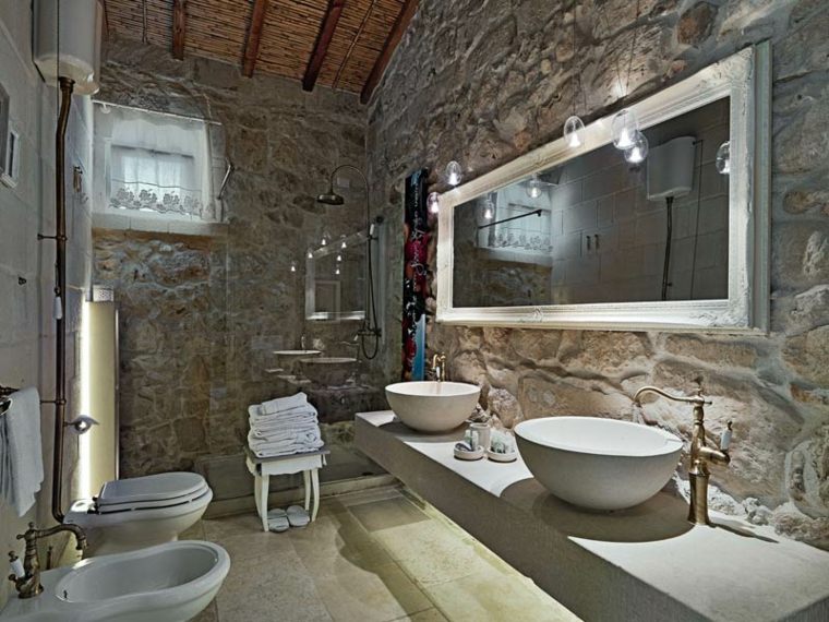 salle de bain pierre rustique aménager baignoire évier