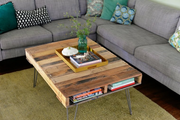 table de salon en palette en bois aménager salon coussin canapé gris