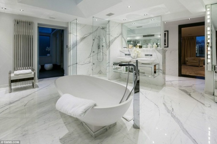 salle de bains marbre luxe baignoire carrelage cabine de douche