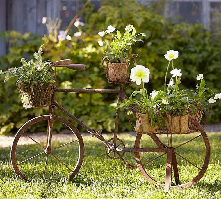 vélo rouillé orné pots de fleurs