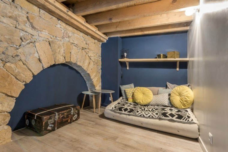 appart design lit coussin mur briques parquet bois design appartement à lyon