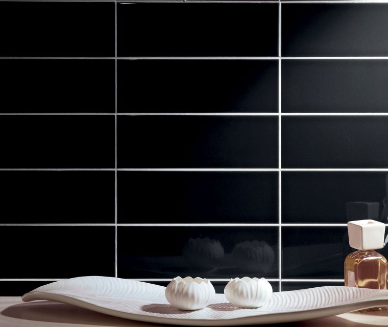 carreaux noirs salle de bain decoration moderne