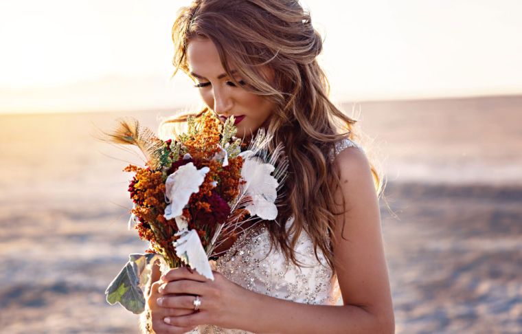 coiffure et maquillage automne mariée bouquet