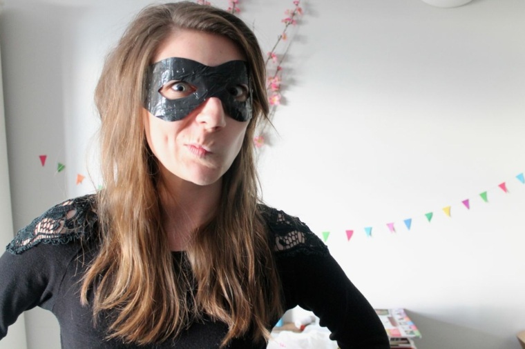 masque halloween diy papier noir idée femme déguisement