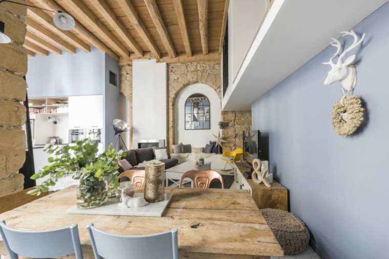 espace moderne salle à manger table en bois chaises bleues faux plafond mur bleu