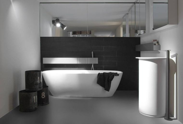 salle de bain déco noir miroir design