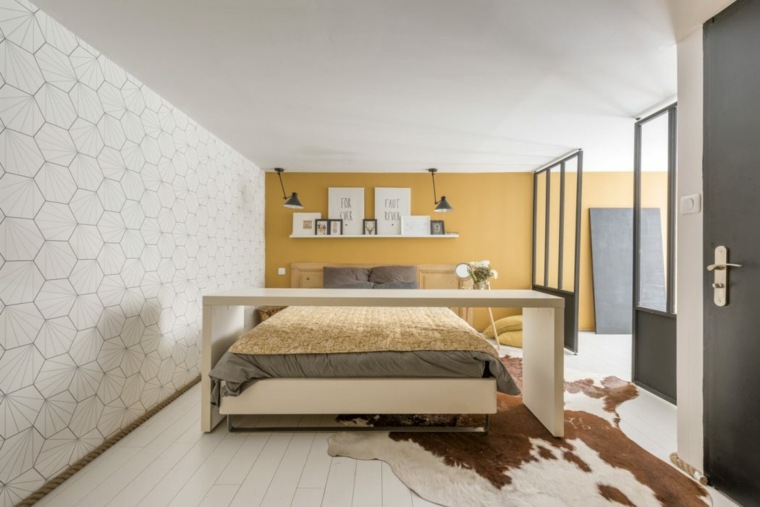 chambre à coucher lit tête de lit bois tapis sol mur jaune