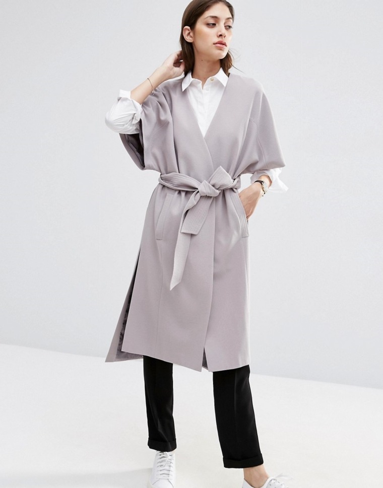 manteau moderne femme style kimono pantalon noir chemise blanche