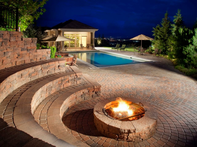 cheminée pierre design foyer jardin piscine tendance